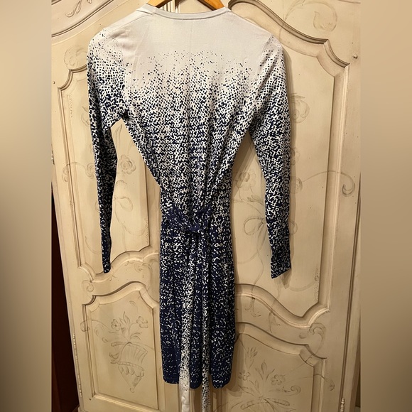Blue and white print wrap dress from Diane von Furstenberg - Picture 3 of 3